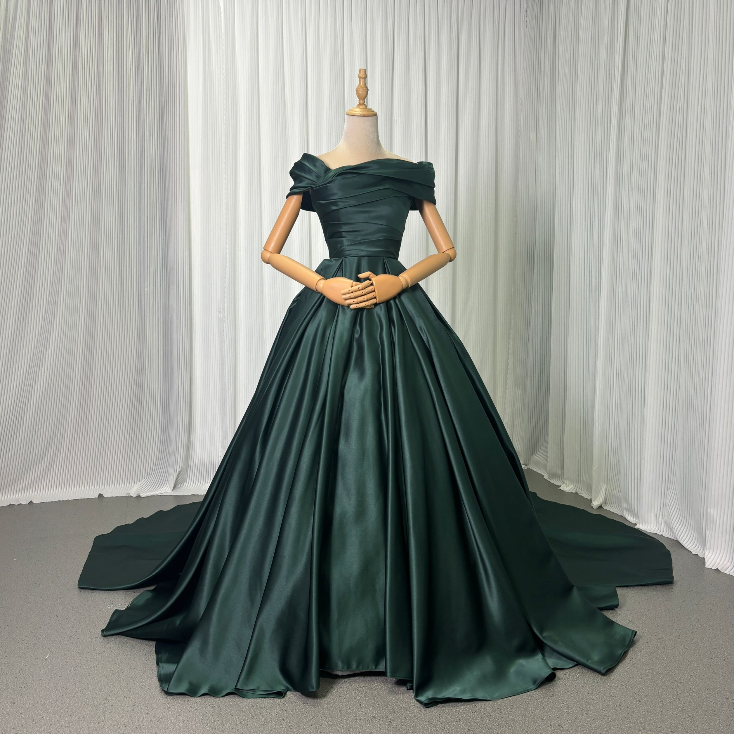 送料無料！カラードレス グリーン オフショルダー 光沢サテン 編み上げ ブライダル エレガント Aライン 前撮り
