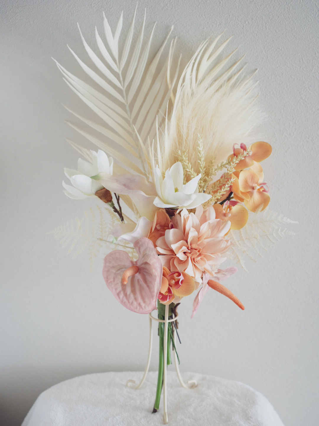 アンスリウムとモクレンのモダンブーケ