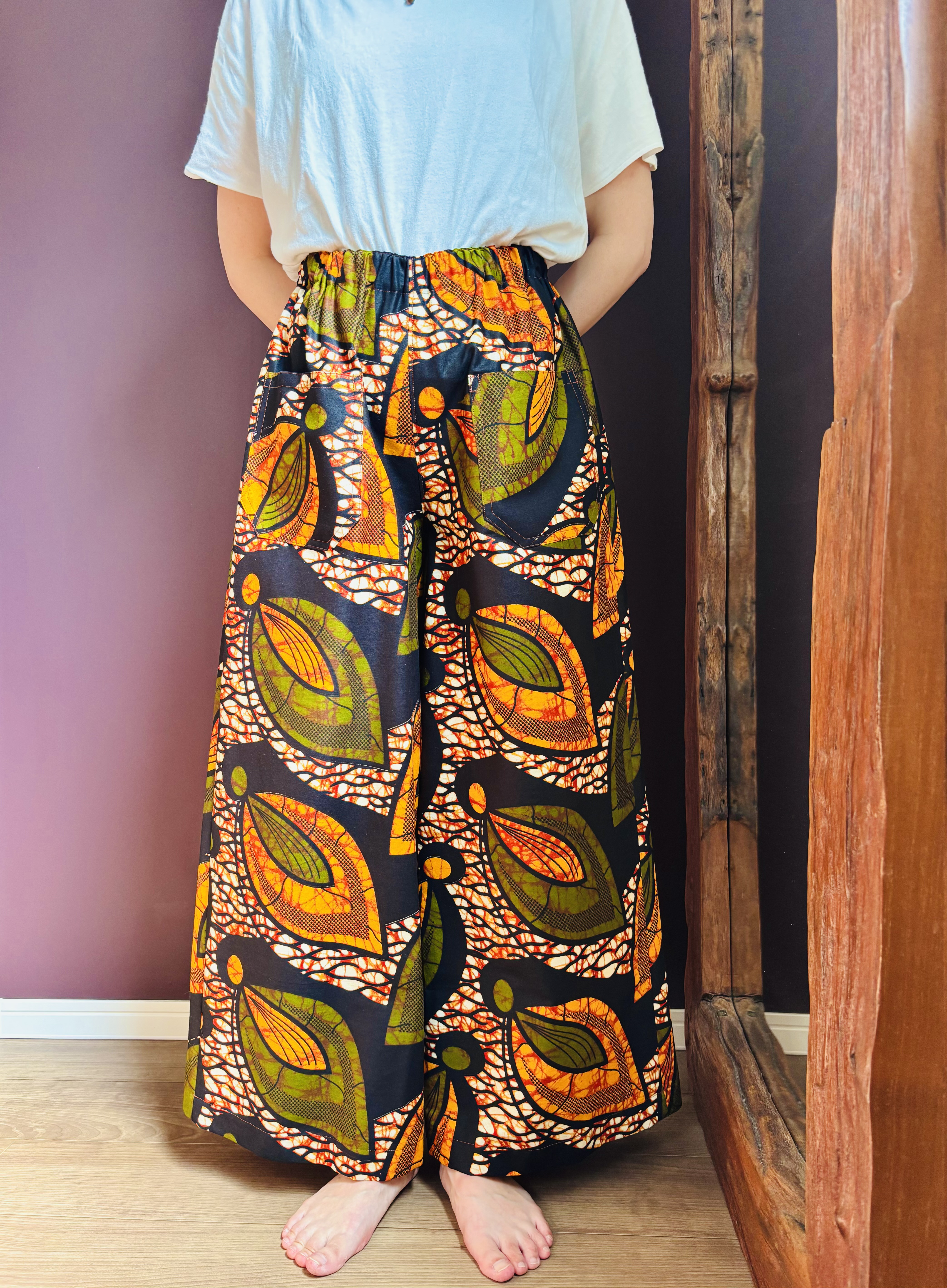 ワイドパンツ　ひらひら葉っぱ柄