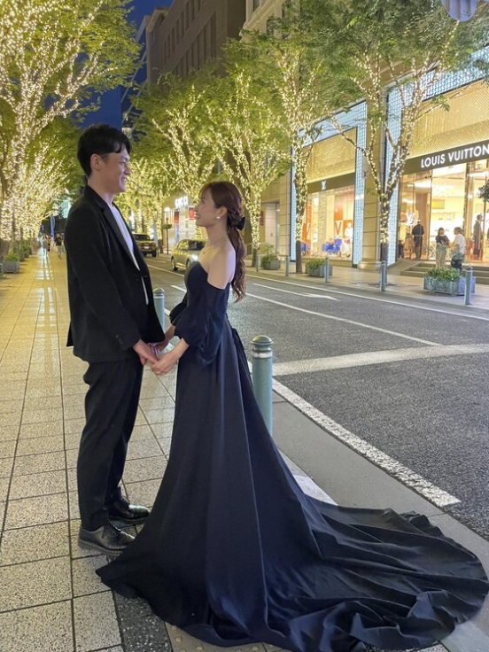 実例写真！パーティードレス ブラック パフスリーブ クレープ生地 マット生地 エレガント 前撮り