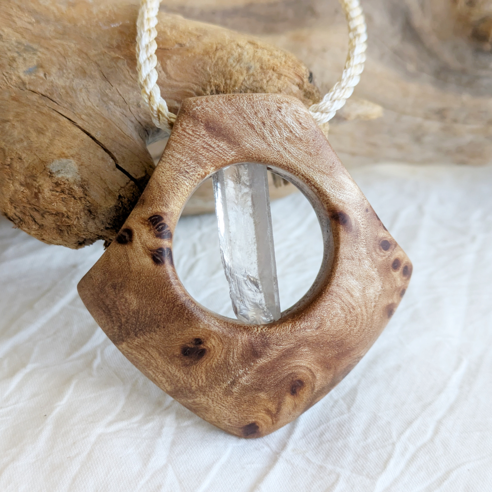 《ラフストーンの魅力》水晶と木の瘤の融合　一点ものペンダント