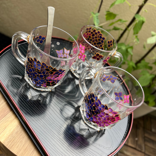 紫陽花グラス】初夏の透明感あふれる手描きアートの取っ手付きグラス