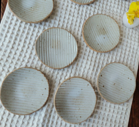 縞(しま)の豆皿　鎬(しのぎ)豆皿　口径約9㎝ 12枚目の画像