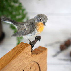 ＊野鳥＊羊毛フェルトニシオジロビタキ(オス)の木の時計 8枚目の画像