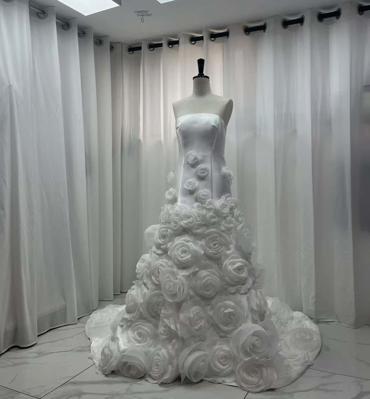 送料無料！華やか ベアトップ バラトレーン 抜群のおしゃれ見え ウェディングドレス  ソフトマーメイドライン 結婚式