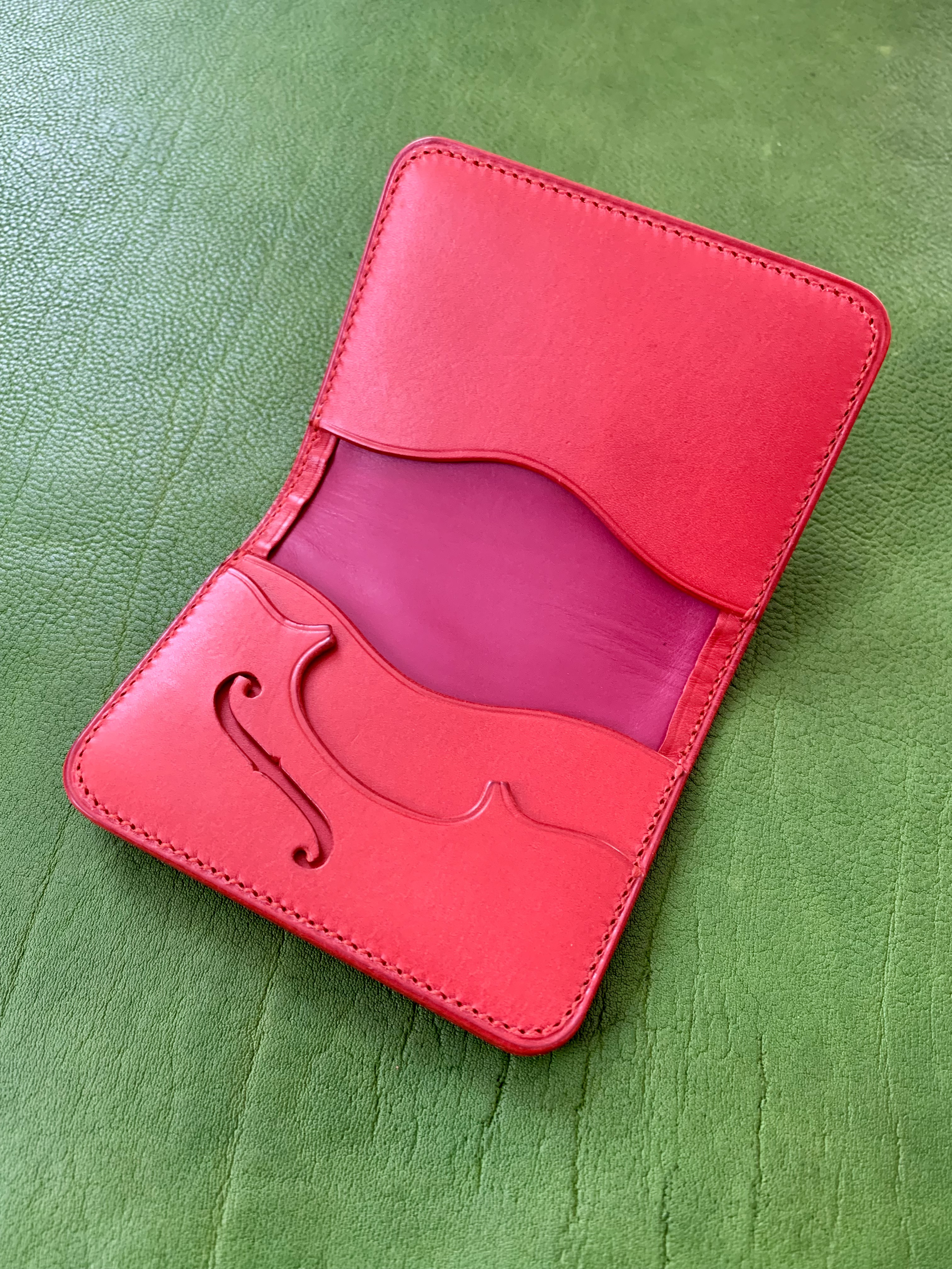 手縫いで創った革の名刺入れ 『"Abbraccio - Profumo Rosso" ‐ Topolino 536』