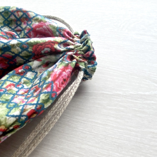 ✮614 リバティ　エリジアン・スモック　3色使用　ハギレパッチワーク　ミニ巾着 ✮614 リバティ エリジアン・スモック 3色使用 ハギレパッチ