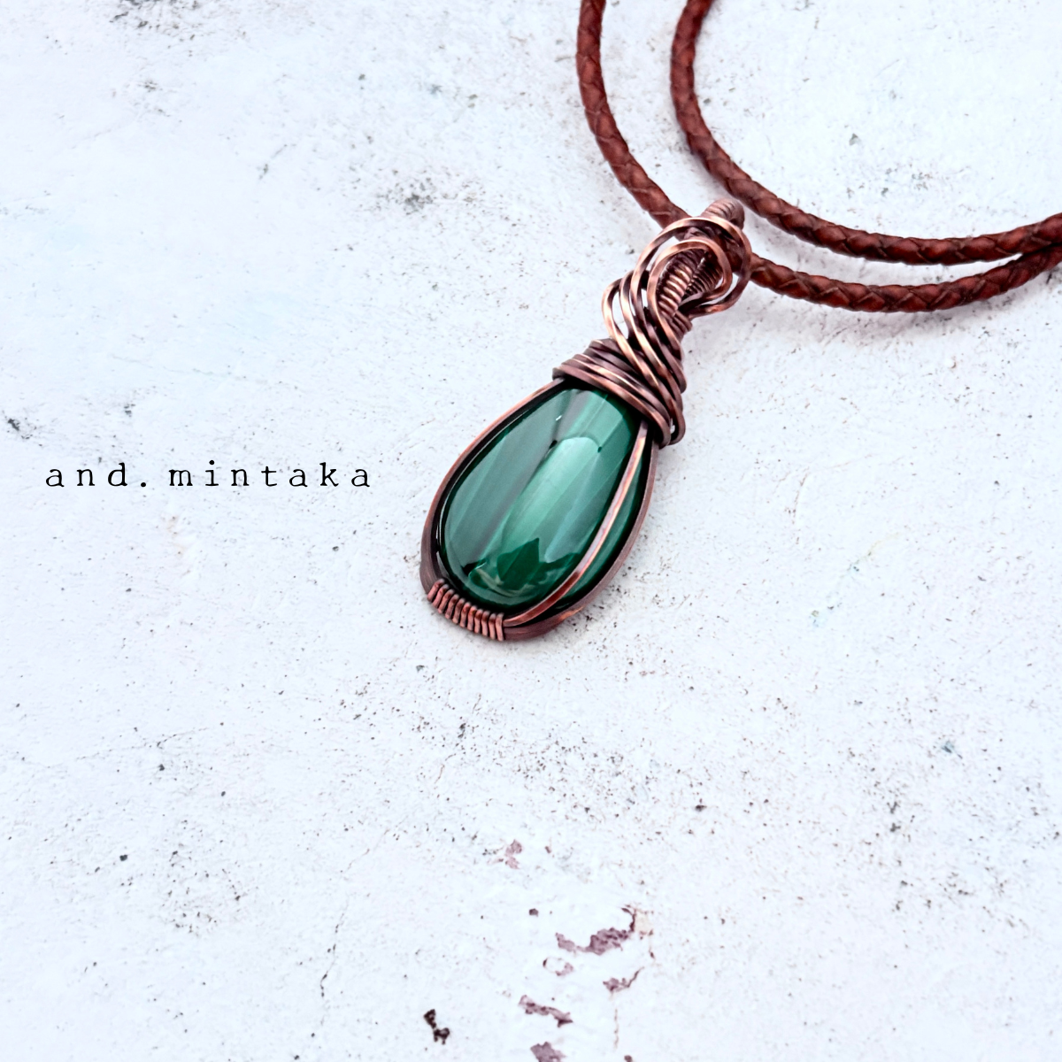 葉に宿る緑の雫  心に寄り添う天然石マラカイトペンダント②｜コッパーワイヤーラッピング｜革紐付き｜一点物｜送料無料