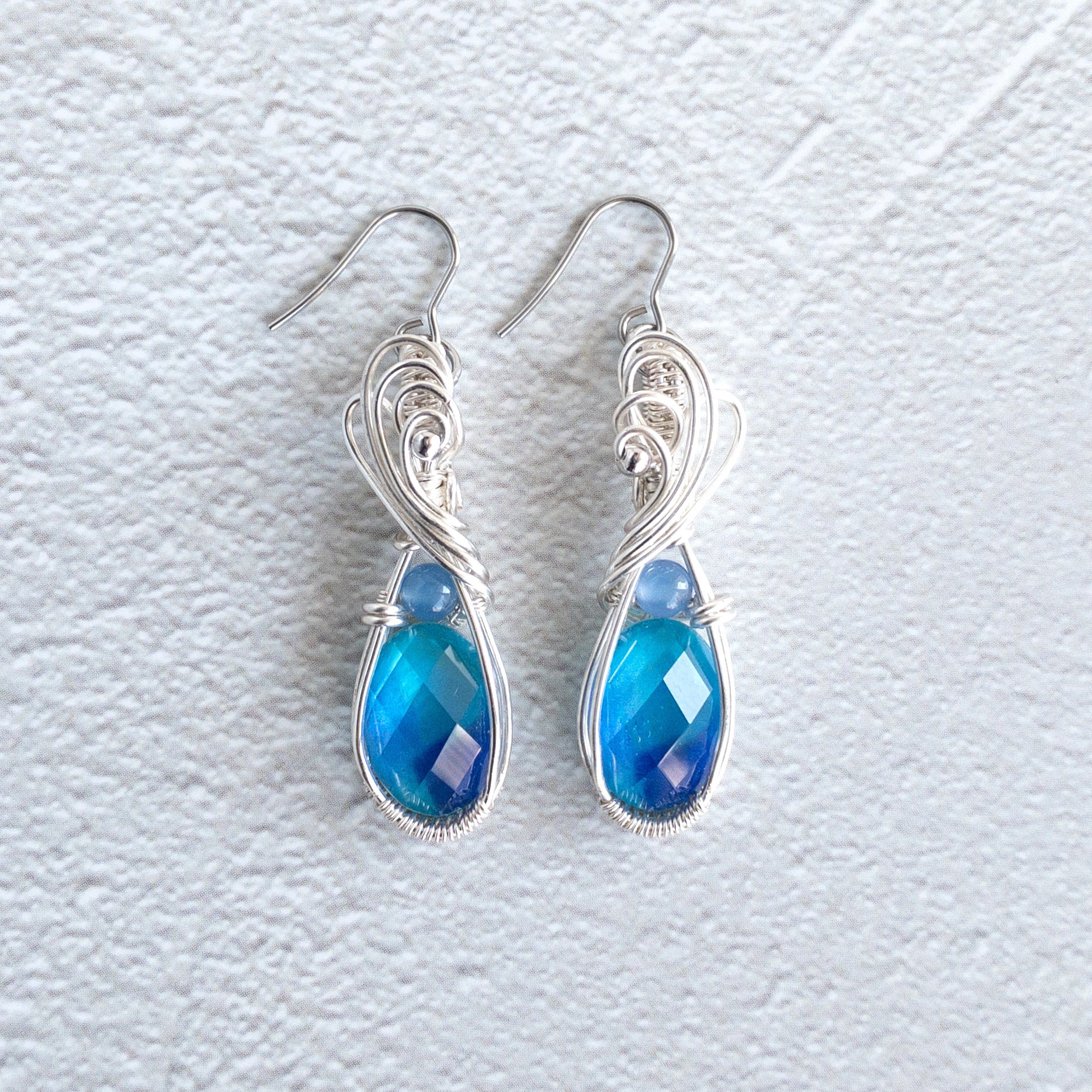 ＜ホワイトシェル×クリスタル（ブルー／ネイビー グラデーション）＞シャルロット ピアス 5,616円