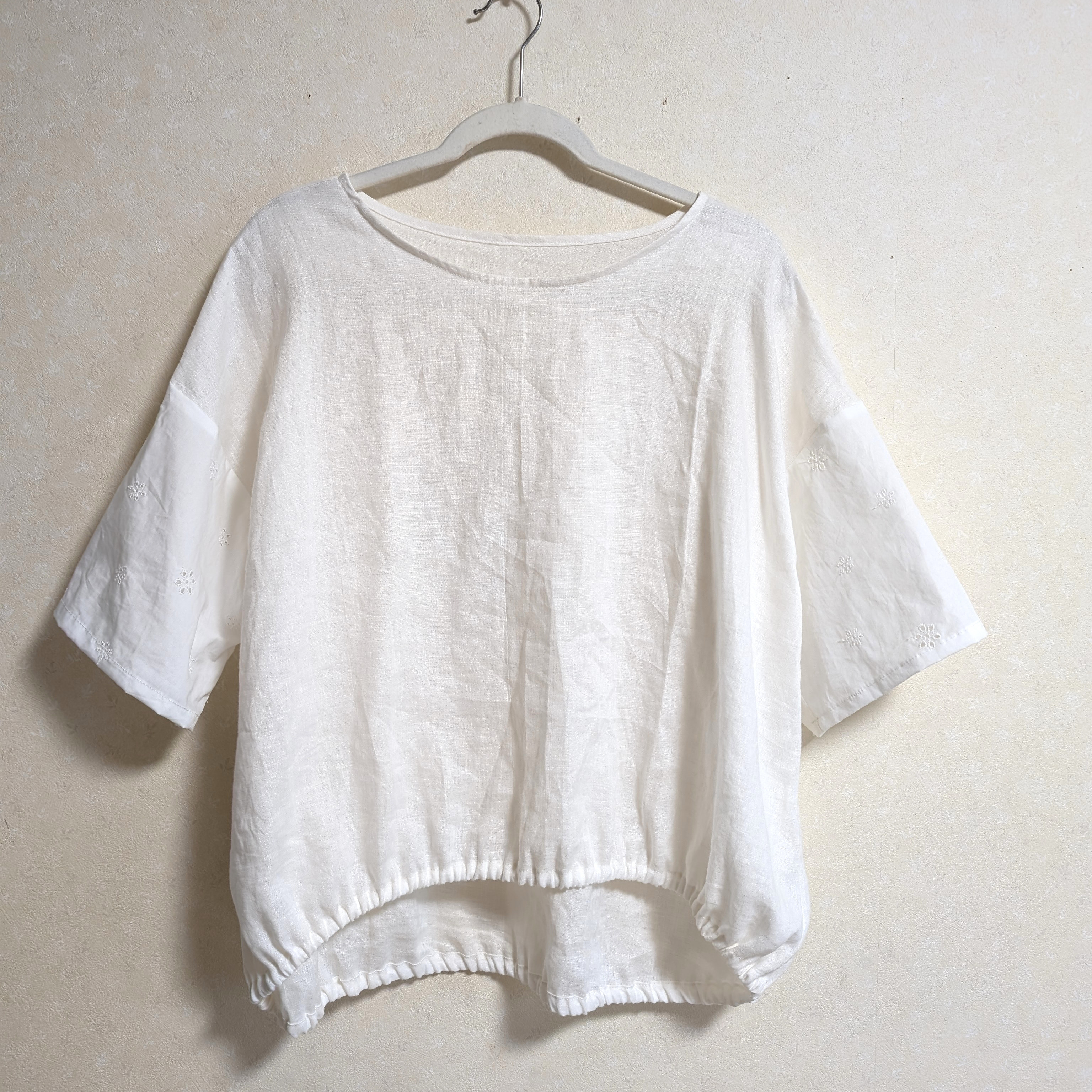 レース袖のリネンTシャツ☆オフホワイト☆後ろ下がり半袖Tシャツ