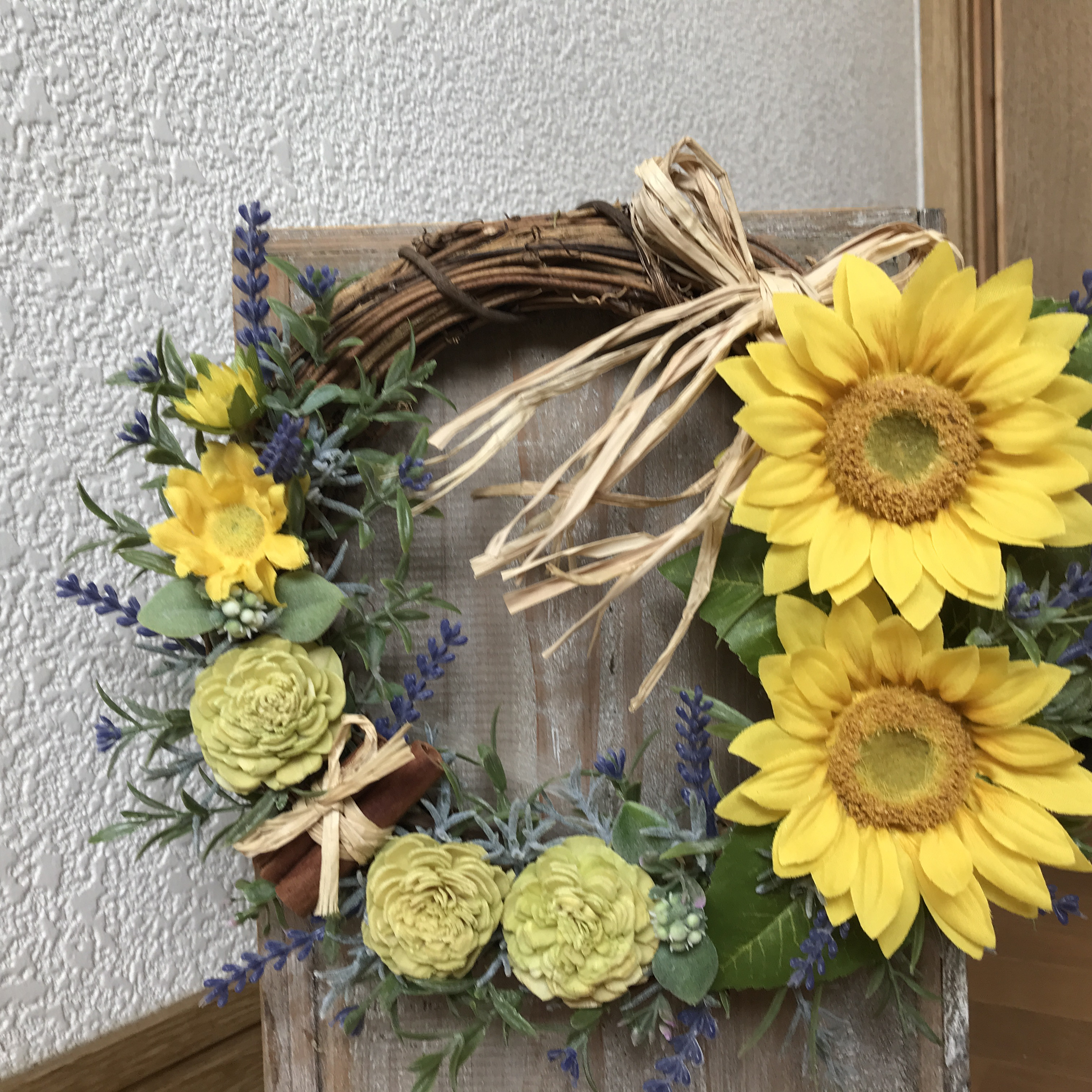 《新作》向日葵とタップリラベンダーのハーフムーンリース（受注制作） 4,875円