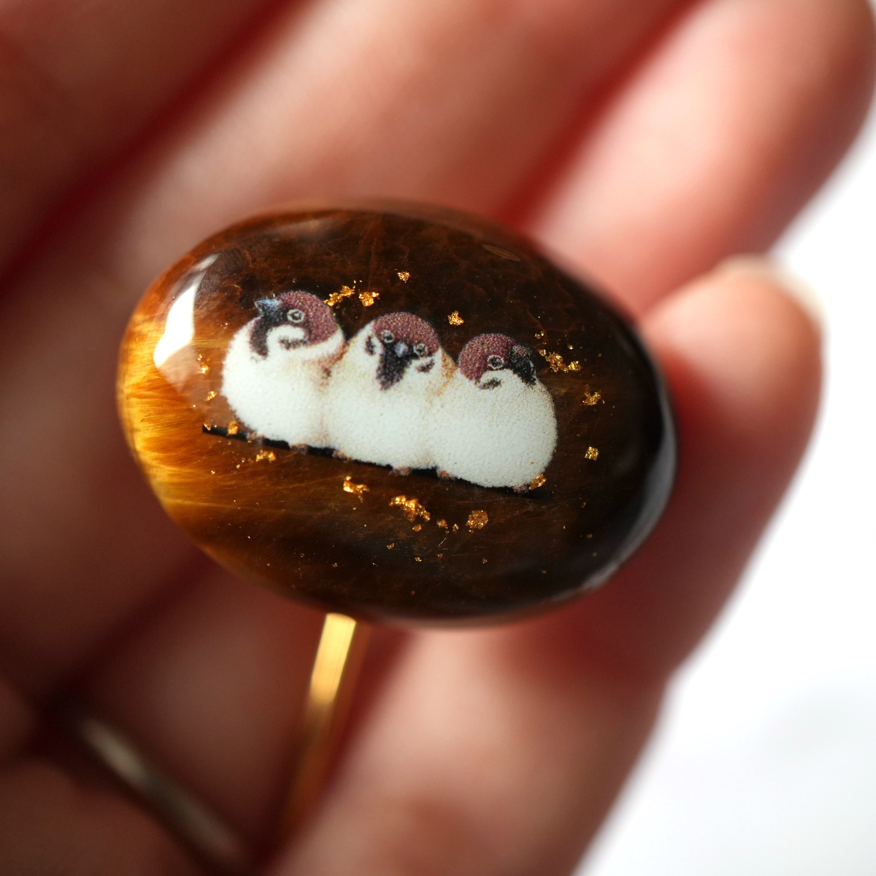 天然石タイガーアイと雀、金箔のポニーフック 帯留め  ブローチ　スズメ