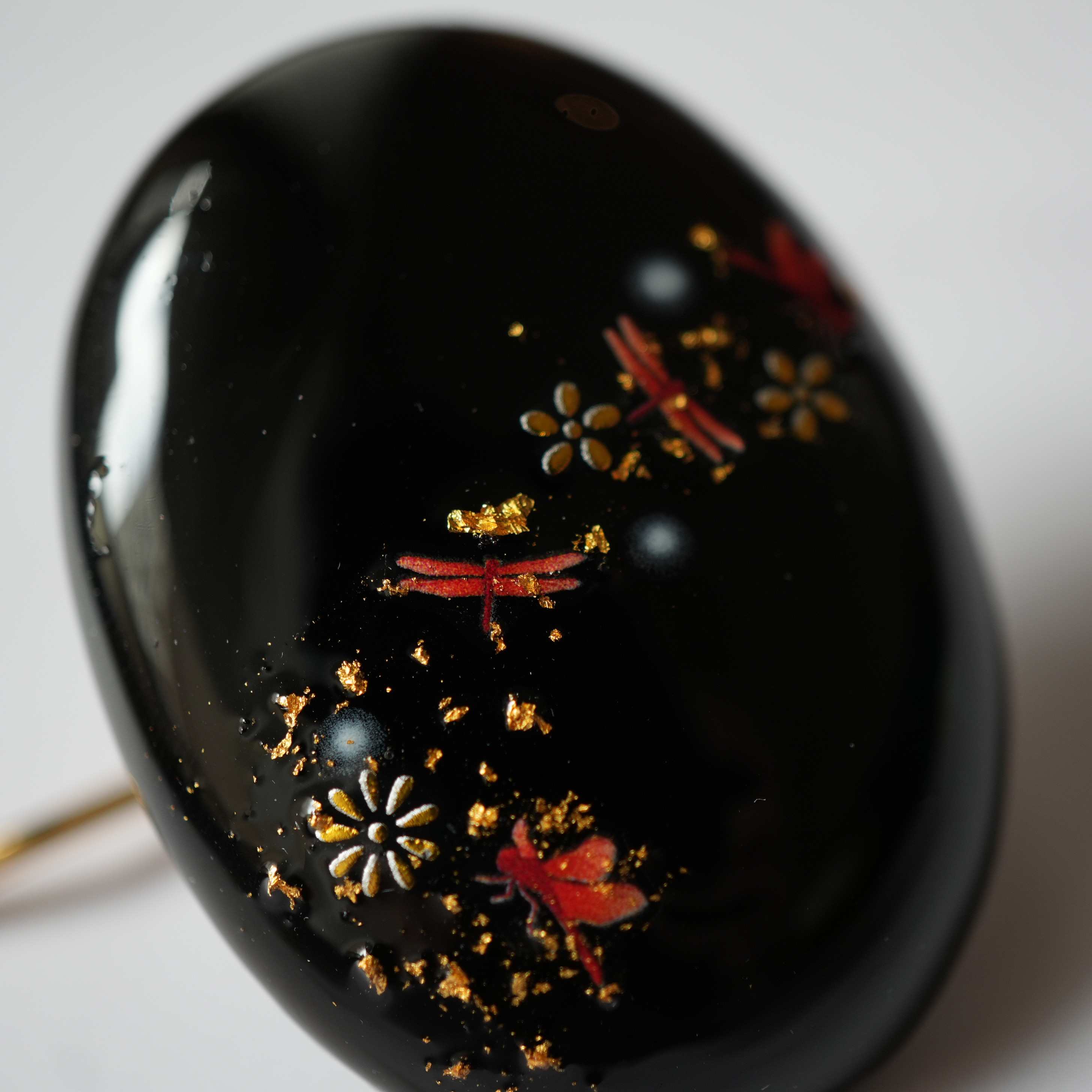 天然石黒瑪瑙と赤とんぼのポニーフック（金沢箔24K入り） 帯留め ブローチ