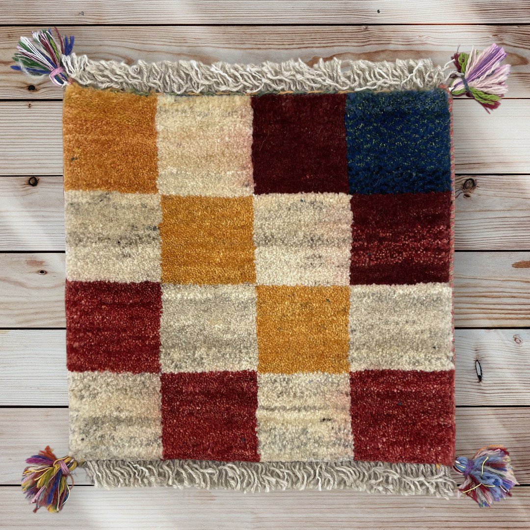 【特価　送料無料　41×38】可愛いカラフル市松模様のギャッベ　チェアマット　～古の遊牧民の息吹を感じる空間づくり～