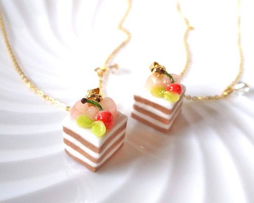 桃とさくらんぼのショートケーキネックレス ネックレス・ペンダント