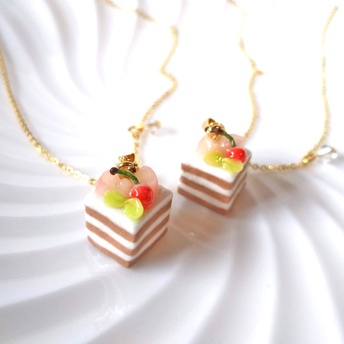 桃とさくらんぼのショートケーキネックレス ネックレス・ペンダント