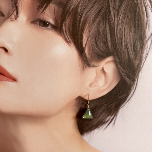 天然石】ラブラドライト 1粒ピアス✦神秘的な輝き✦サージカル