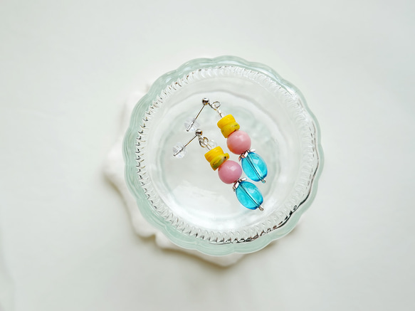 アフリカドーナツビーズとマリウエディングビーズ のピアス。 アフリカドーナツビーズとマリウエディングビーズ のピアス。 E022