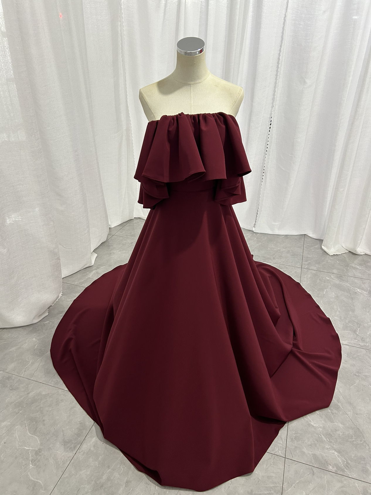 カラードレス ボルドー色 ベアトップ 快適な生地 クラシカル ロングトレーン