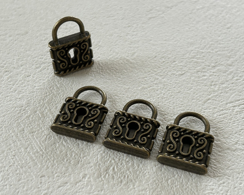 輸入デザインパーツ 南京錠 パドロック 金古美 22mm チャーム
