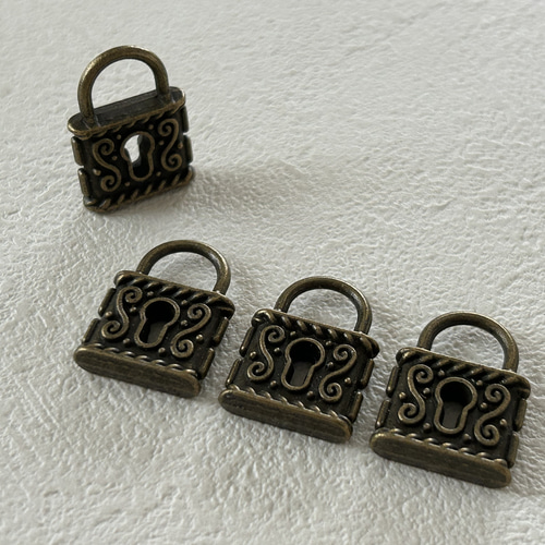 誕生日　金古美　チャーム　ご希望お知らせください。 輸入デザインパーツ 南京錠 パドロック 金古美 22mm チャーム