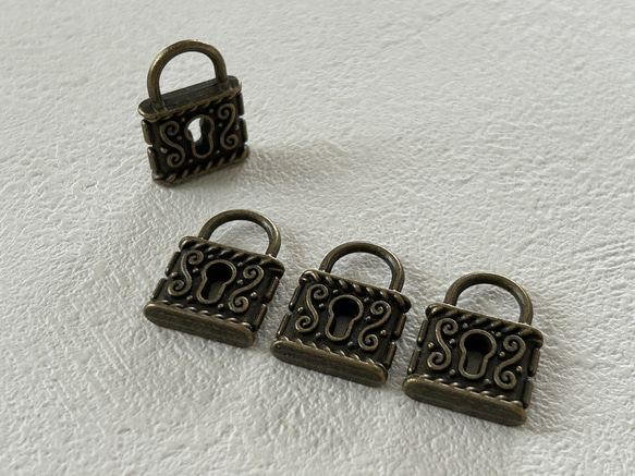 誕生日　金古美　チャーム　ご希望お知らせください。 輸入デザインパーツ 南京錠 パドロック 金古美 22mm チャーム