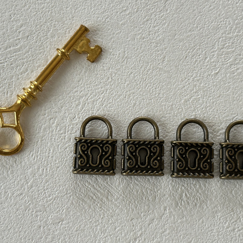 輸入デザインパーツ 南京錠 パドロック 金古美 22mm チャーム