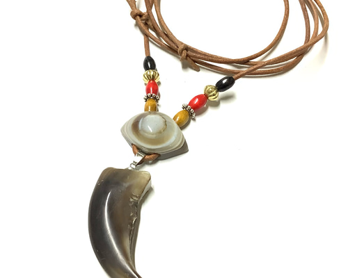 駆除されてしまった月の輪熊さんの爪のネックレスとブレスレット 駆除されてしまった月の輪熊さんの爪のネックレスとブレスレット