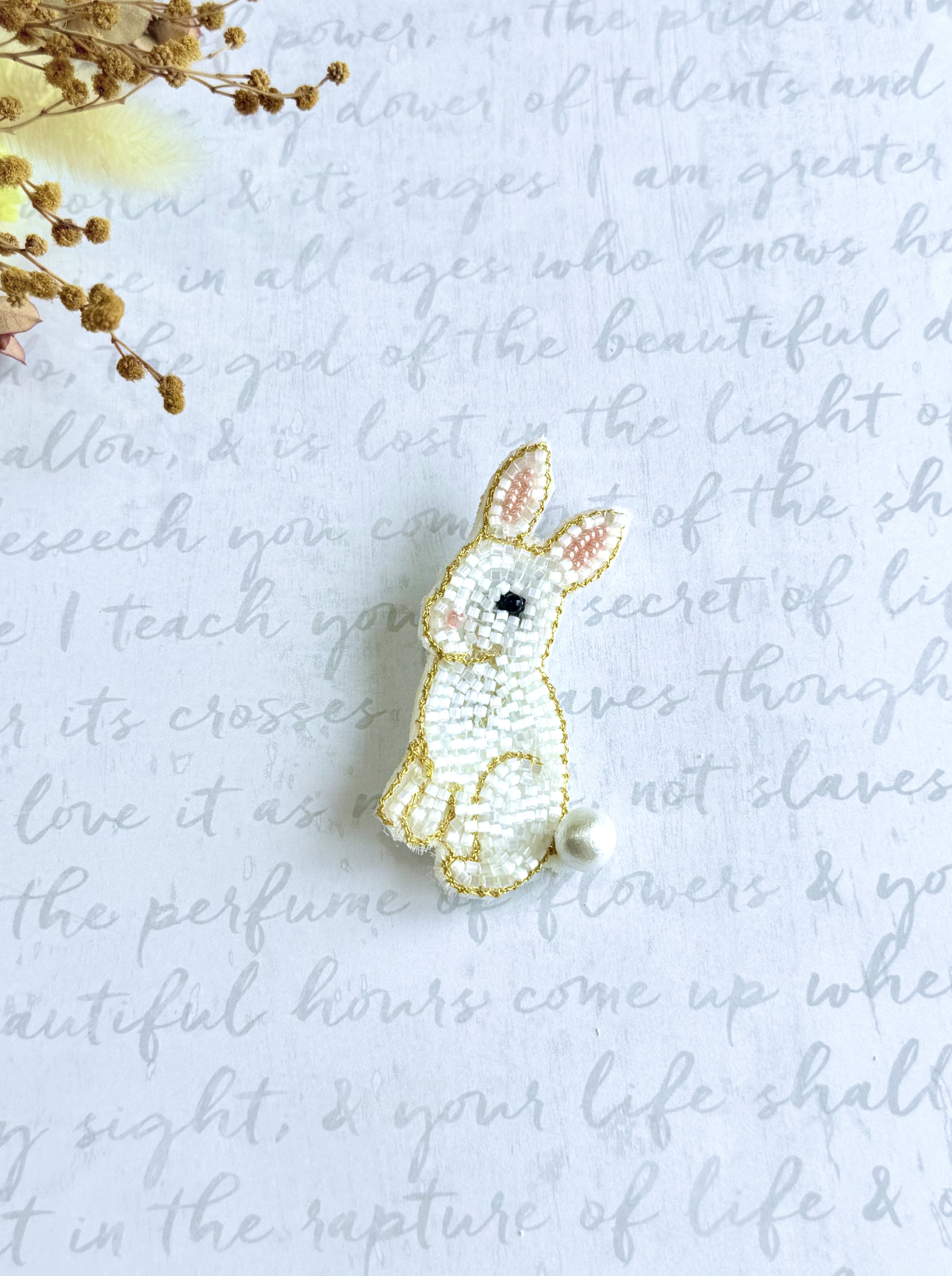 リュネビル刺繍のブローチ・白うさぎ