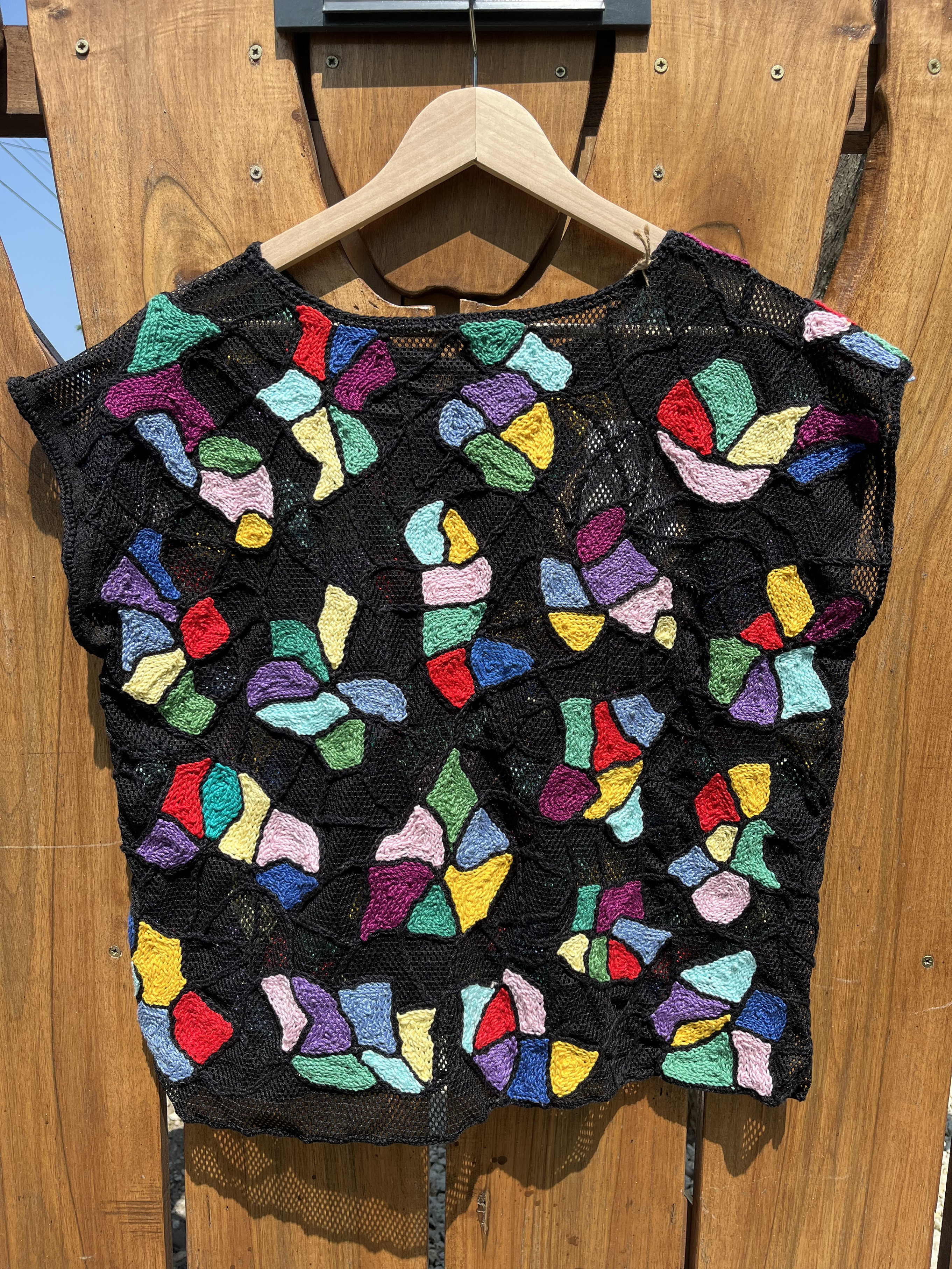 ステンドグラス柄トップス