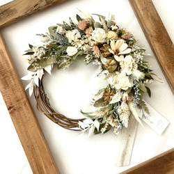 アイボリー系&ほんのりブルーのドライフラワーの三日月リース 花雑貨