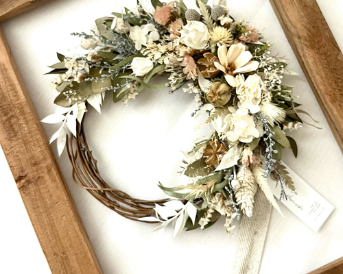アイボリー系&ほんのりブルーのドライフラワーの三日月リース 花雑貨
