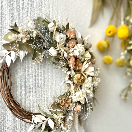 アイボリー系&ほんのりブルーのドライフラワーの三日月リース 花雑貨