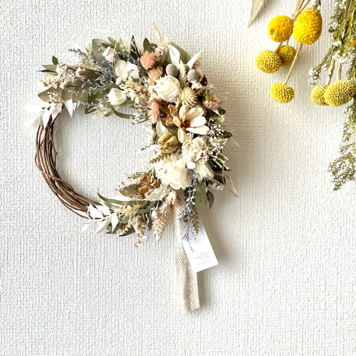アイボリー系&ほんのりブルーのドライフラワーの三日月リース 花雑貨