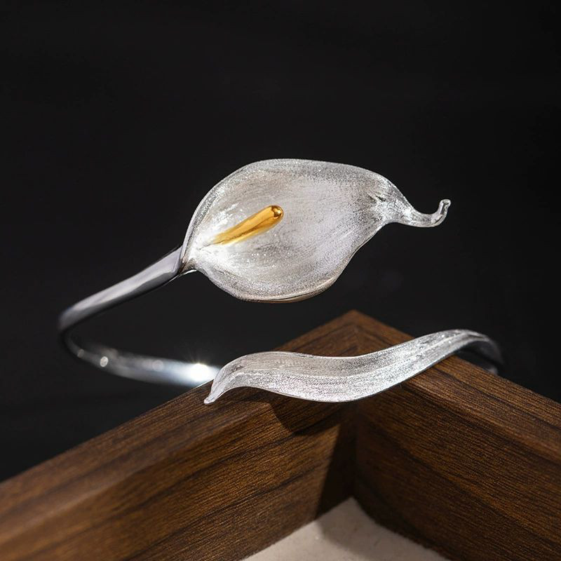 オランダカイウのバングル - 自然の持つ純粋な美しさを手元に！ B085