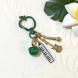 青リンゴ キーホルダー カラビナ 楽器チャーム 天然石 キャッツアイ