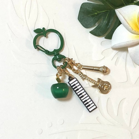 青リンゴ キーホルダー カラビナ 楽器チャーム 天然石 キャッツアイ