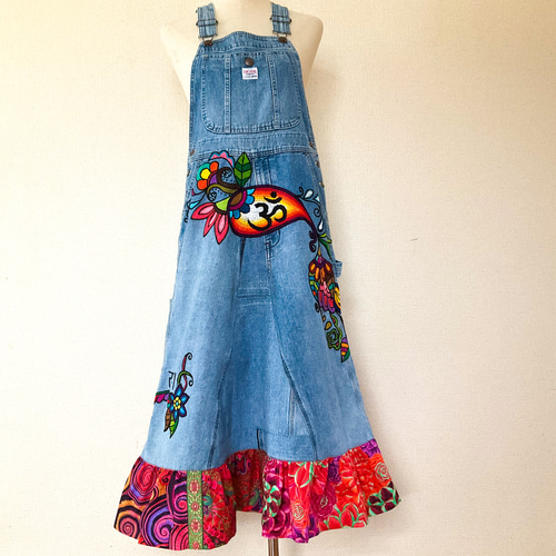【スティッチ様★専用】デニム☺︎リメイク☺︎オーバーオール スカート☺︎チャーム विश्व शांति】デニム オーバーオール リメイク 刺繍