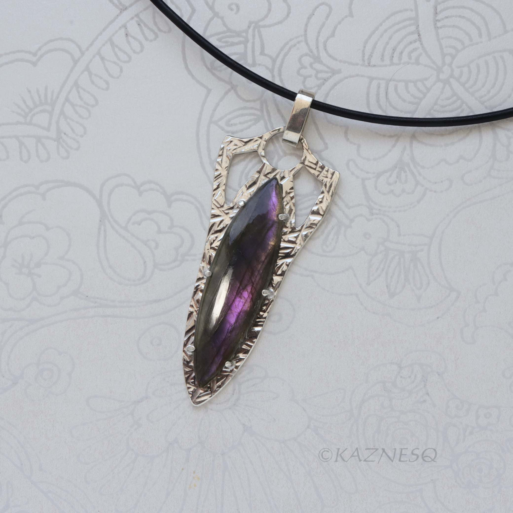 隠れた美しさ、パープルラブラドライトのシルバーペンダント
