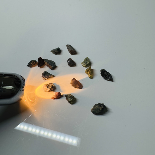 天然 アレキサンドライト 原石 ラフ 鉱物標本 カラーチェンジ有