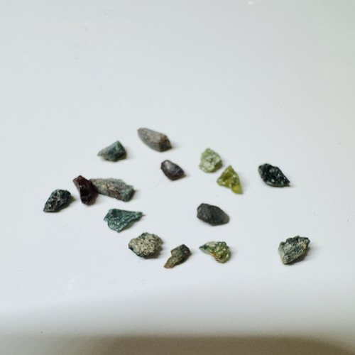 天然 アレキサンドライト 原石 ラフ 鉱物標本 カラーチェンジ有