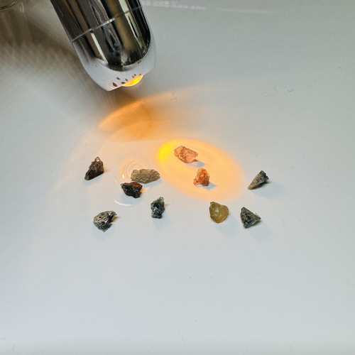 天然 アレキサンドライト 原石 ラフ 鉱物標本 カラーチェンジ有