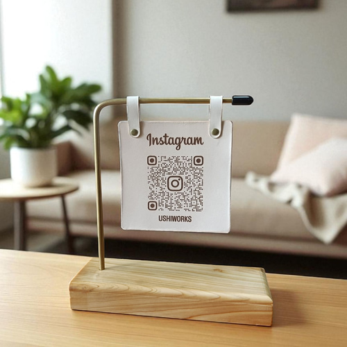 レザーのQRコードスタンド】製作します 檜のスタンド 真鍮 看板 店舗