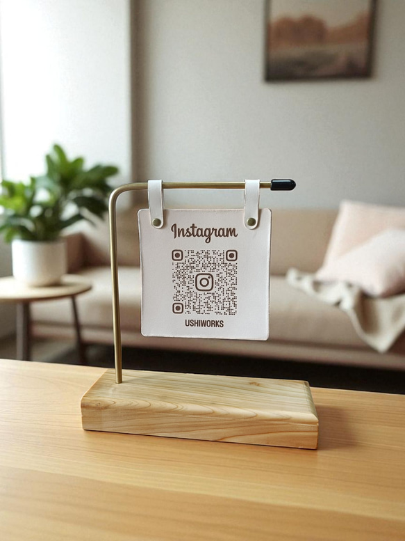 レザーのQRコードスタンド】製作します 檜のスタンド 真鍮 看板 店舗