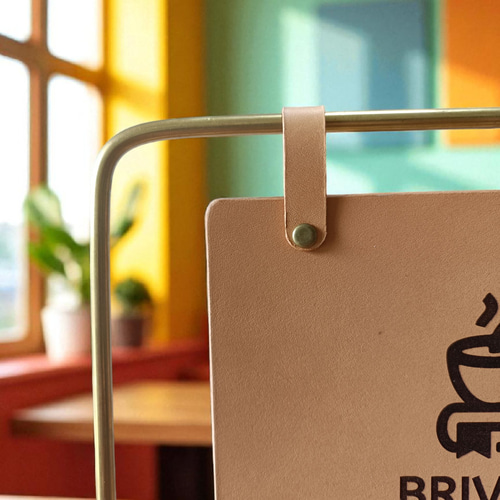 レザーのQRコードスタンド】製作します 檜のスタンド 真鍮 看板 店舗