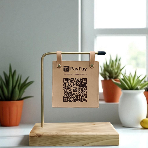 レザーのQRコードスタンド】製作します 檜のスタンド 真鍮 看板 店舗