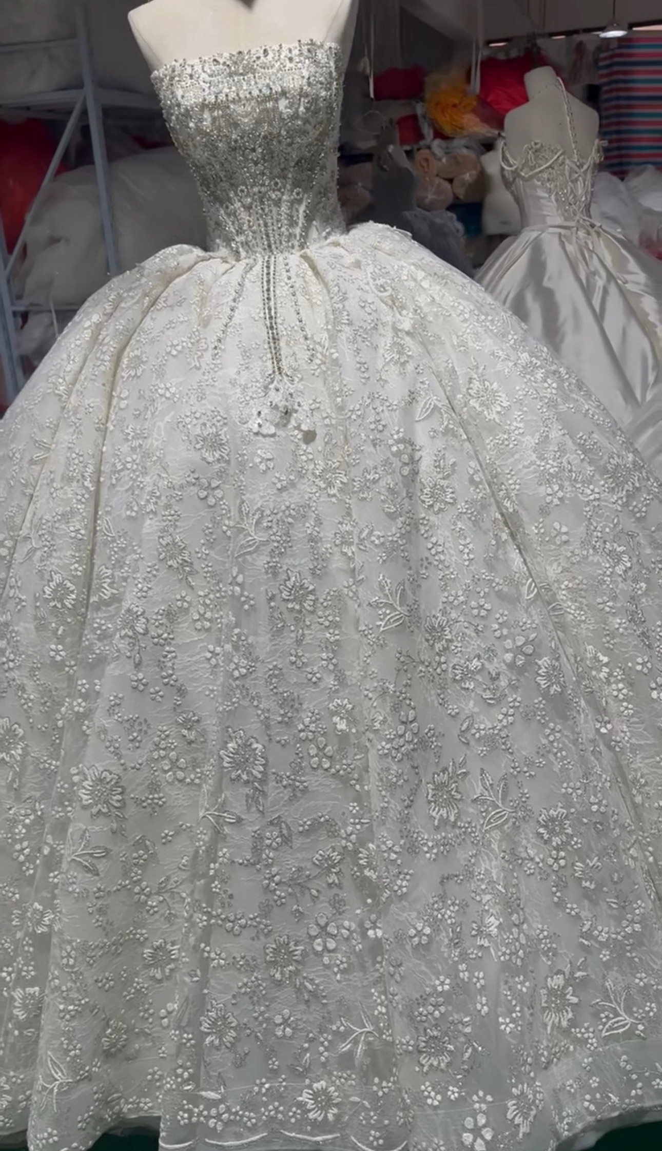 大人気上昇中　オフショルダー　胸フリル　二の腕を隠せる　高級サテン　キラキラビジュー　オフホワイト花嫁ウェディングドレス