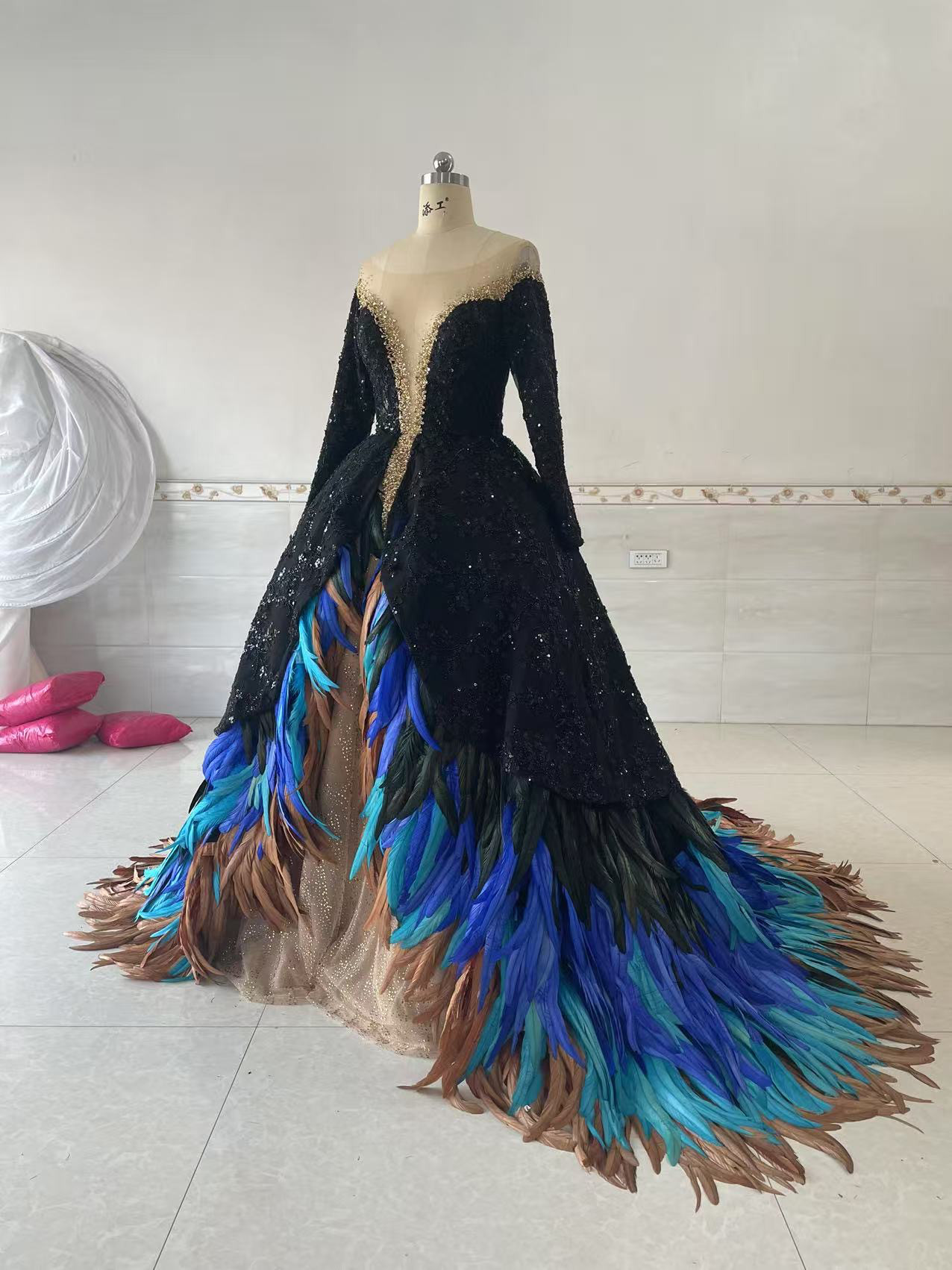 WEB限定　長袖　ピカピカ　スパコール　ブラック黒　グラデーション　フェザー羽　コンテスト音楽会演奏会衣装ステージ豪華