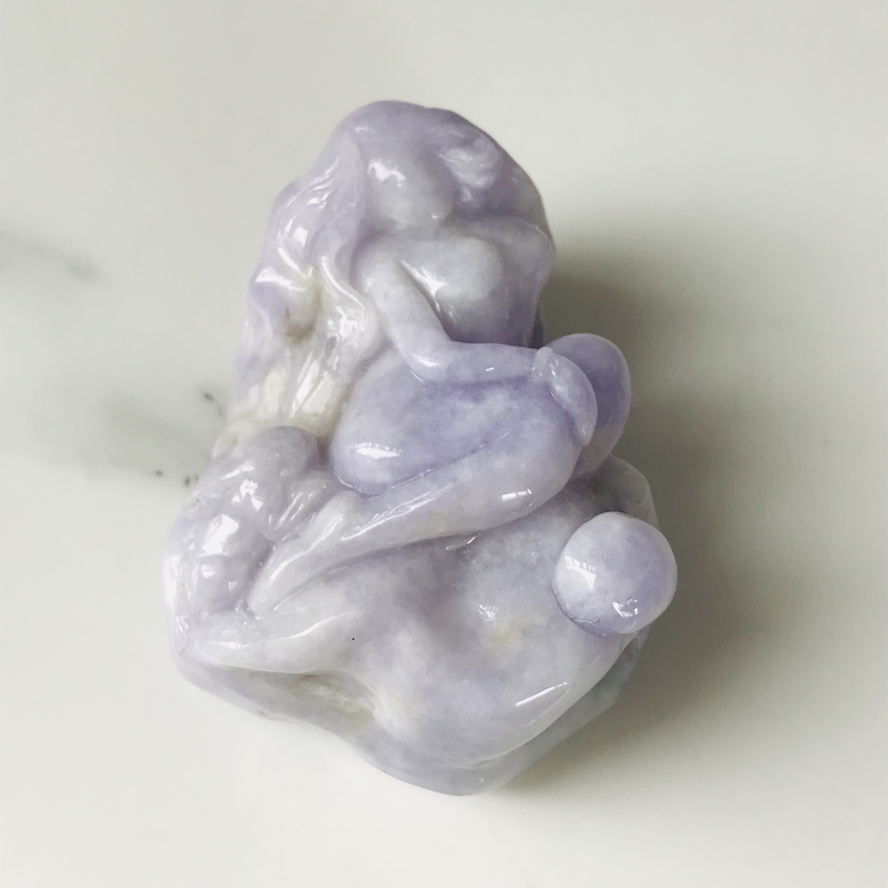 【P1002-001】ジェイド　翡翠　ヒスイ　ミャンマー産　彫刻　カービング　一点もの　インテリア　置物　ペンダント