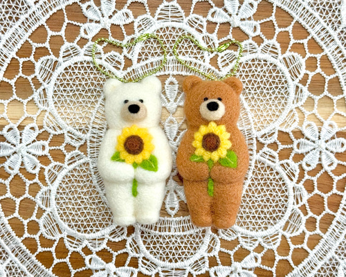Aページ 白くまと茶ぐまキーホルダー ハンドメイド 羊毛フェルト 羊毛フェルト ひまわりを持ったクマさん（白） キーホルダー 羊毛